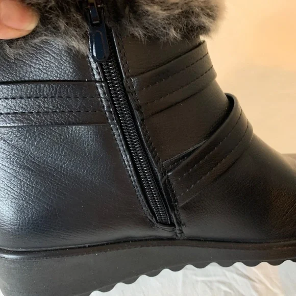 Short Fur Cuffed Black Boots.  Size 7.  **NEW** - Picture 9 of 11
